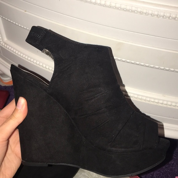 Carlos Santana Shoes - Britton suede wedges